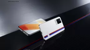 新一代KPL官方用机iQOO 8亮相2021世冠总决赛，iQOO携手周深强悍助阵