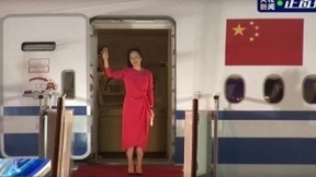 孟晚舟发表感言：祖国，我回来了！现场迎接她的人挥舞五星红旗