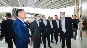 京东方艺云赋能万达红旗汽车旗舰店 打造全新智慧商业空间