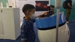 走进上海科技馆 擎朗机器人带你体验中国携手抗疫路