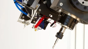 Q5D正在使用机器人在制造过程中实现电子布线的自动化