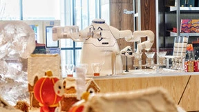 冬奥落幕 傅盛引以为傲的“豹大白”机器人引人围观