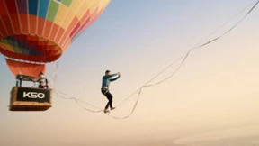 行走在百米高空，Redmi K50 Pro用高能防抖重新定义“不可能”