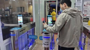 戴口罩通行，电子哨兵人脸测温健康码核验一体机亮相深圳宝安人民医院