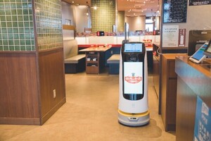 普渡机器人上岗和民烤肉店，助力无接触配送服务