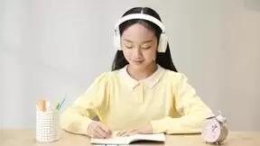 智能报听写成家长减负新宠，阿尔法蛋AI词典笔X10标准播报效果更好！