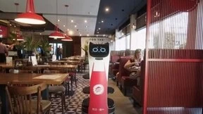 波兰必胜客餐厅的首批机器人，普渡机器人“贝拉”再领风骚