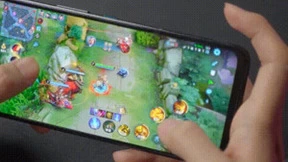 一闪神技一键触发！腾讯ROG游戏手机6 AirTriggers 6肩键秀翻全场