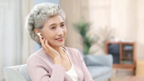 讯飞智能助听器家庭实验短片上线，狠狠共情了