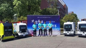 尽显科技范儿|行深智能无人车助力湖南工业大学迎新