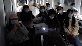 火车上也有电影院了？ 网友：想把Vidda C1三色激光投影带回家