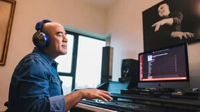 戴森首款可穿戴音频科技Dyson Zone空气净化耳机正式上市 耳机发烧友可以行动起来了！