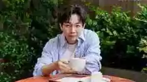 超4米高巨型毕业帽亮相上海大学路！一场街头毕业典礼在“心动街区大学路”上演