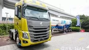 乘龙全新一代“头+罐”一体化牵引车亮相中集强冠新品发布会