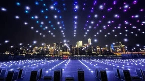 上海雏鸟科技无人机编队表演点亮四国地标夜空！