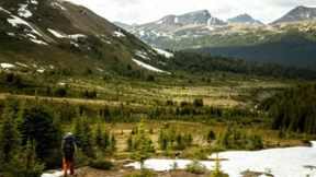 小巧轻便，单手拎起，徒步穿越必备安酷户外电源