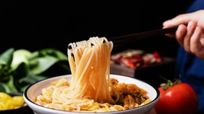 迈向千亿的螺蛳粉产业，好欢螺凭啥稳占”C“位？