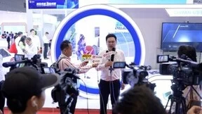 赤炎玻璃发布UTG、透明微晶玻璃新技术产品 UTG预计2024年下线