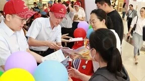 潍坊银行：办好为民实事 送金融知识进商圈