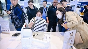 世界互联网大会十周年，商汤科技元萝卜AI下棋机器人引围观