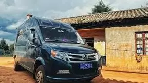 恰是花农采摘时 东风御风成为施挎所的“护花使者”