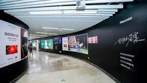 海信电视的户外广告，抓住了生活中的感动