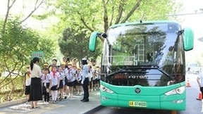 辉凡实力 载誉而归 | 福田欧辉通学公交车荣获“2023年度第一公交创新产品”