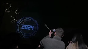 上海雏鸟科技无人机灯光秀跨年表演点亮三国五地夜空