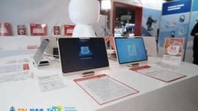 跟着音乐写汉字 CES现场学而思学习机现场“圈粉”外国嘉宾