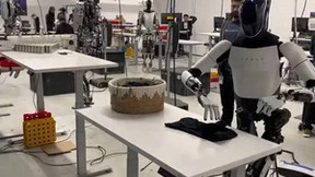 特斯拉旗下机器人“擎天柱”自行叠衣服，微美全息紧跟步伐提速构建人形机器人产业生态