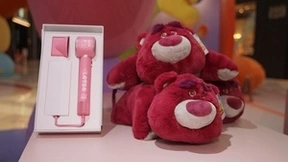 飞科×草莓熊联名款高速吹风机亮相皮克斯蓬蓬派对 凭实力斩获“潮流新贵”的宠爱