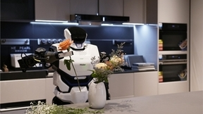 海尔、乐聚联手，首次探索“人形机器人+智慧家庭”应用新场景