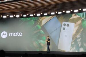 moto X50 Ultra AI手机发布：百倍潜望追光+AI影像，3999元起售