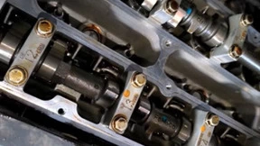 鹰旗品牌故事：贵的不一定是对的，十年老车发动机洁净如新的秘密