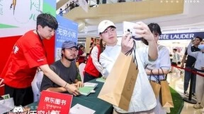 人气火爆！京东图书携手磨铁举办无穷小亮新书《解闷儿》线下签售会