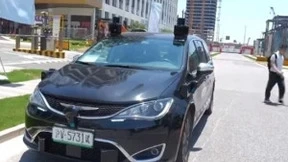 上海发放首批完全无人载人车牌照：免费体验无人驾驶出租车