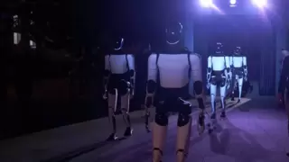 特斯拉擎天柱机器人在自动驾驶出租车发布会上亮相