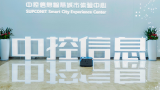 智慧清洁全新升级，萤石网络商用清洁机器人赋能中控信息展厅智慧清洁