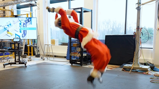 波士顿动力公司Atlas机器人穿着圣诞老人服装做后空翻