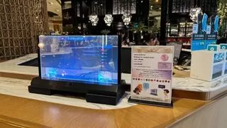 科大讯飞多语种AI透明屏亮相泰国曼谷高端购物中心