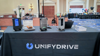 极空间私有云联合UnifyDrive亮相CES：发布全球首款大语言模型 AI NAS