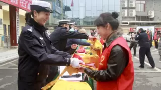 人民出行携手乐山市公安交警支队，向交通安全劝导员送上新春礼物