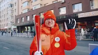 2025年第九届哈尔滨亚洲冬季运动会—班妈礼领袖礼服第25棒火炬手圣火传递