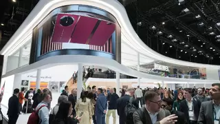 华为携全球首款商用三折叠惊艳亮相MWC 2025，以科技创新重构未来想象