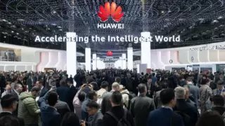 华为助力全球运营商，通过AI重塑业务、基础设施及运营运维，加速迈向智能世界
