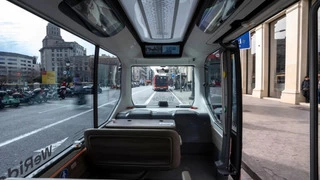 西班牙首个前装量产自动驾驶试运营服务，文远知行驶入巴塞罗那市中心