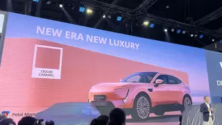 阿维塔11晖金色泰国车展发布，搭载花瓣地图车道级导航