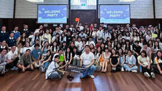 KCM Trade又“出手”了！墨尔本大学迎新现场狂撒“教育福利”！