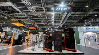 爱旭携高效N型ABC组件闪耀2025伦敦光伏展