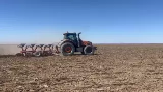 英轩油电混动拖拉机：下雨难阻硬核实力，高端智能农机新标杆诞生！